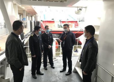 高速客輪公司董事長(zhǎng)梁凱斌率隊(duì)檢查船舶防疫及安全工作